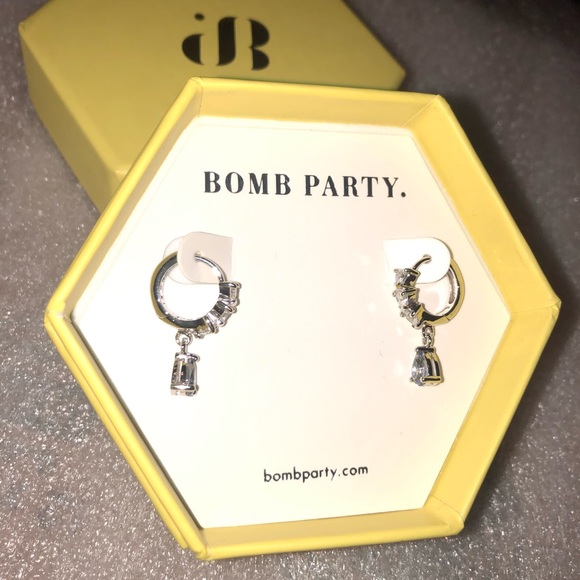 Earrings - Picture 1 of 4